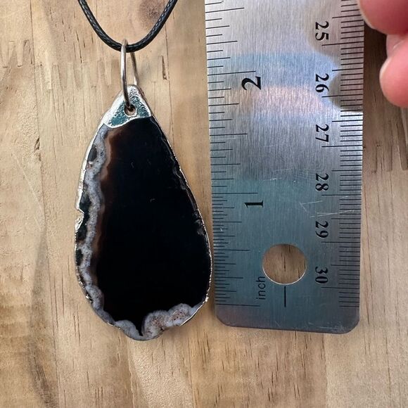 Brown/grey agate quartz pendant with waxed cord - Picture 2 of 3
